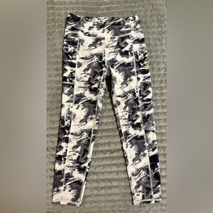 Used Size 10/12 Girls Reebok 83% POLYESTER
17% SPANDEX workout/activewear pants